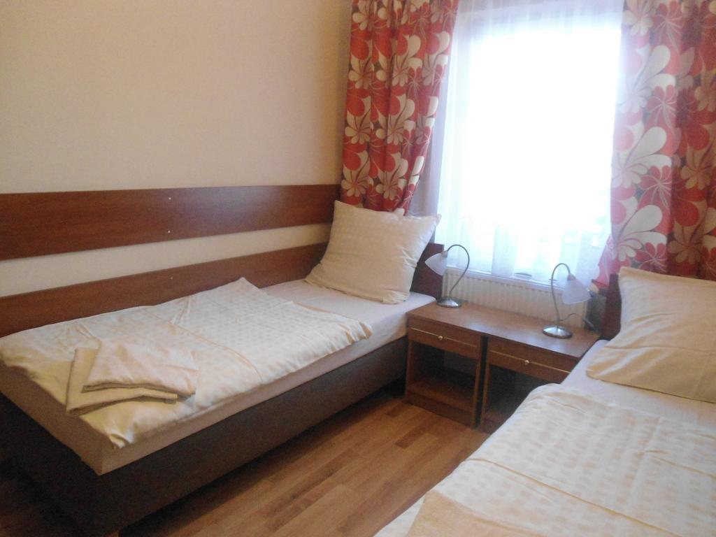 Hotel Pod Platanami Тшебница Номер фото