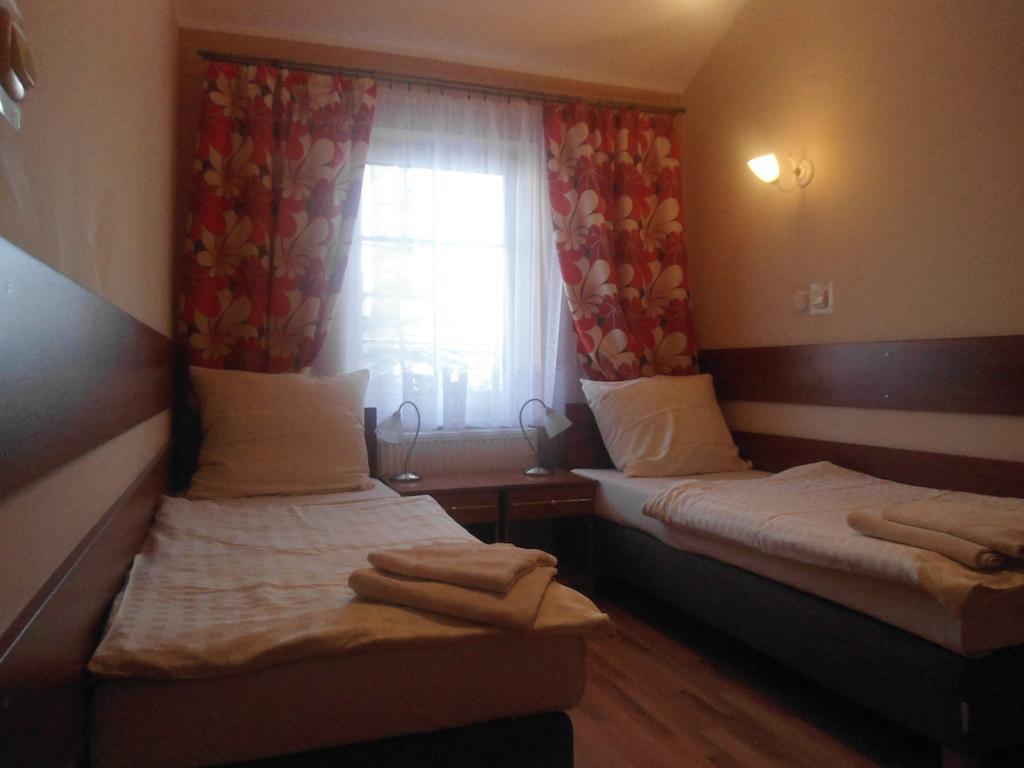Hotel Pod Platanami Тшебница Экстерьер фото