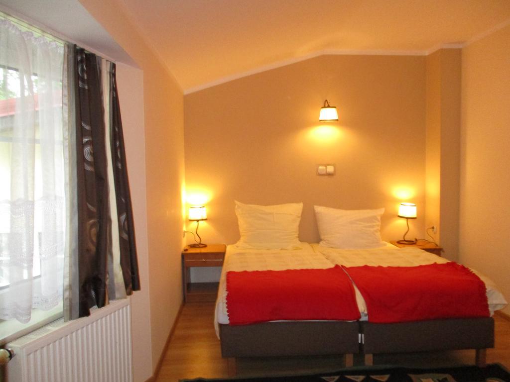 Hotel Pod Platanami Тшебница Экстерьер фото