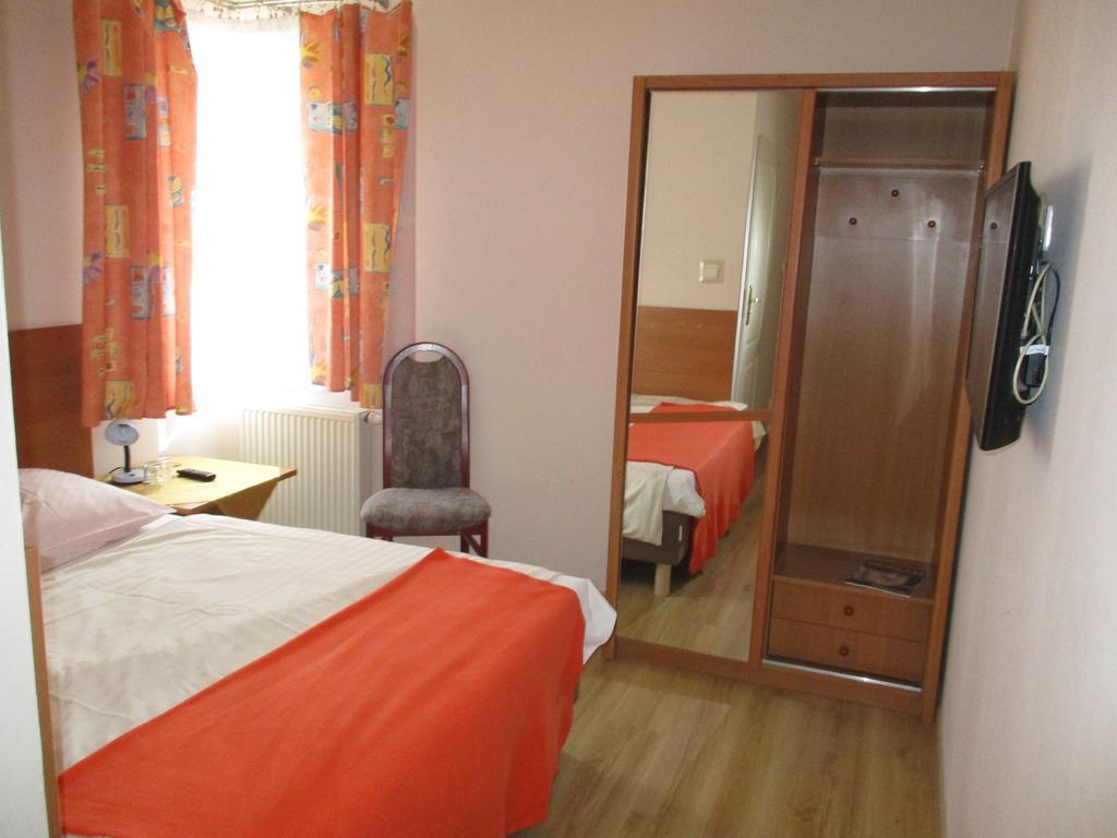 Hotel Pod Platanami Тшебница Экстерьер фото