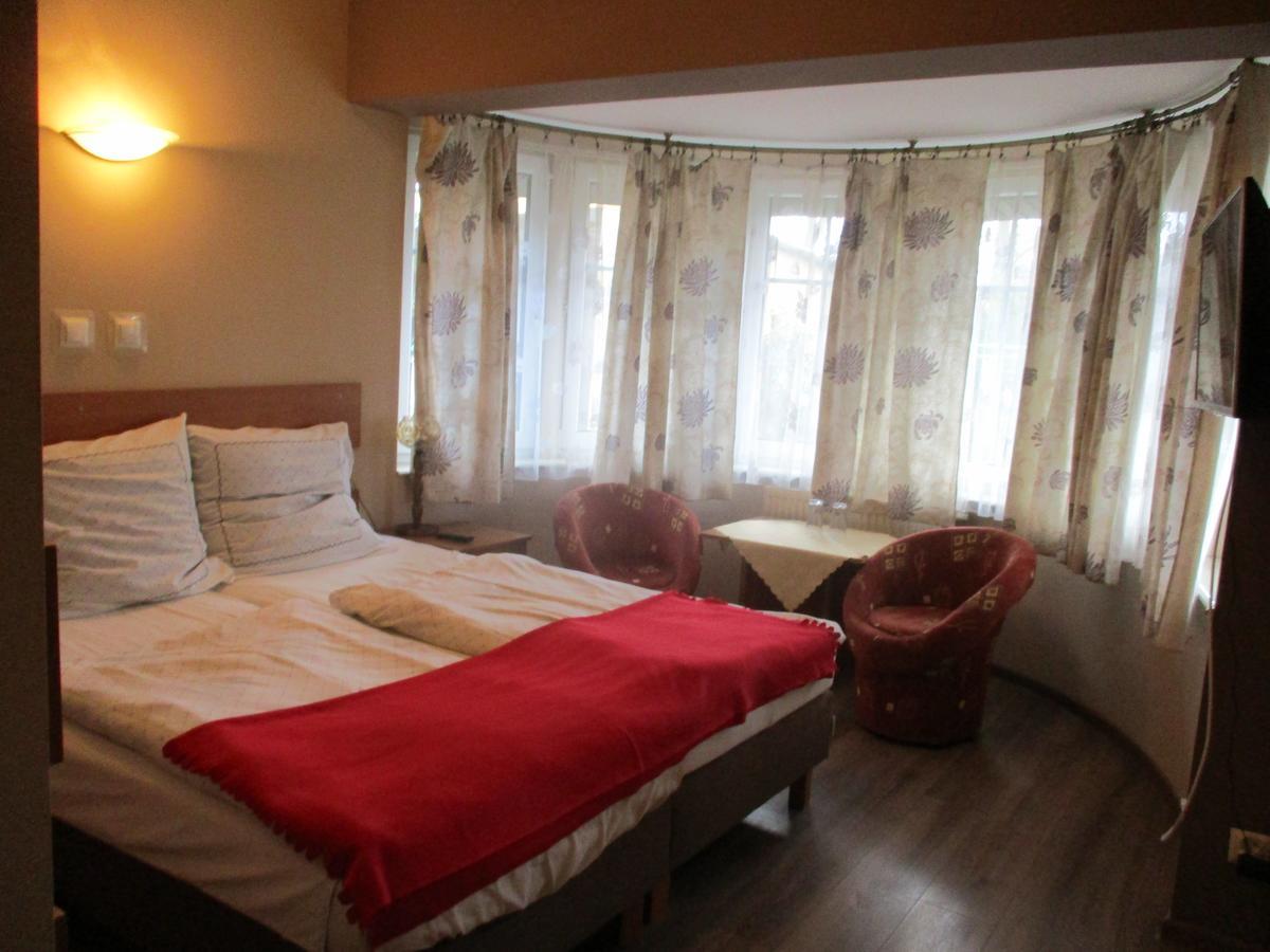 Hotel Pod Platanami Тшебница Экстерьер фото